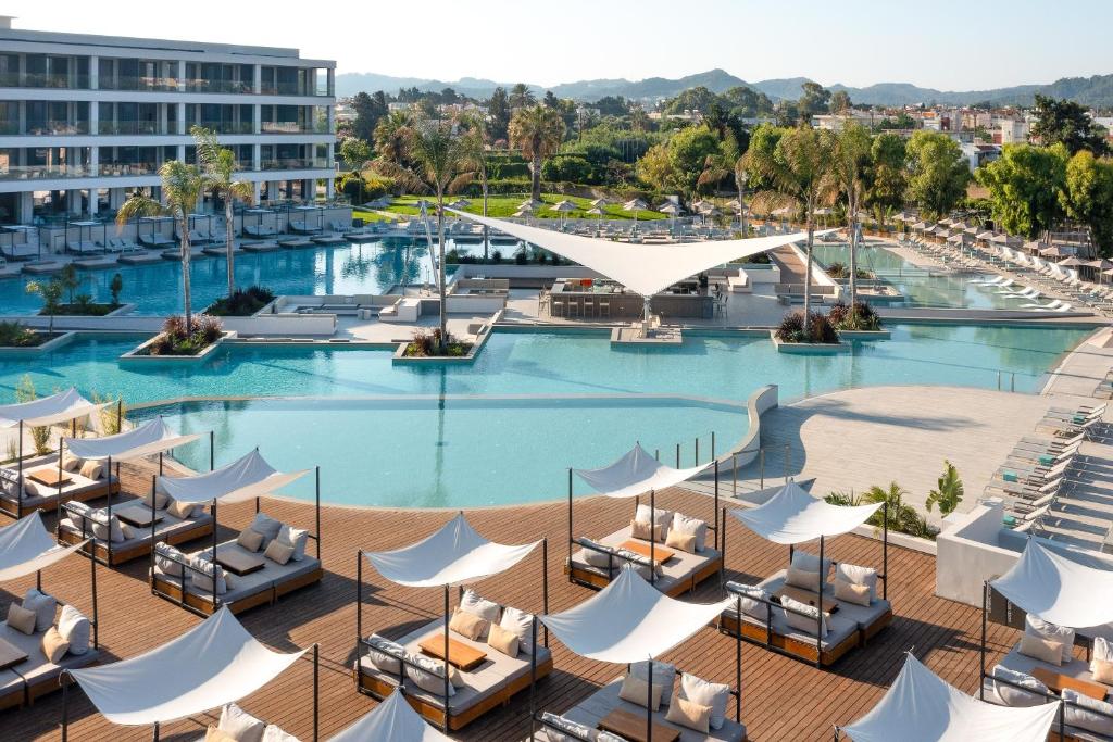 伊利索斯Electra Palace Rhodes - Premium All Inclusive的享有带白色遮阳伞的游泳池的顶部景致