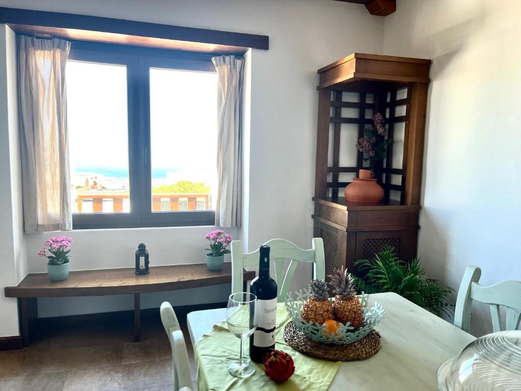 阿索马达Canto Rojo, La Asomada con vistas a Lobos的一间带桌子和窗户的用餐室