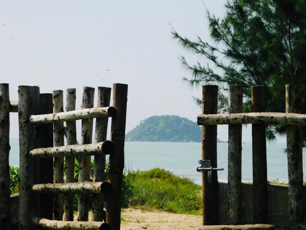 罗夷Lagi Retreat homestay Home ngay mặt biển Lagi的水边的木栅