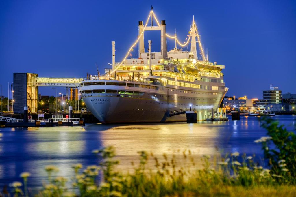 鹿特丹SS鹿特丹酒店与餐厅的一艘游轮在港口停靠,晚上