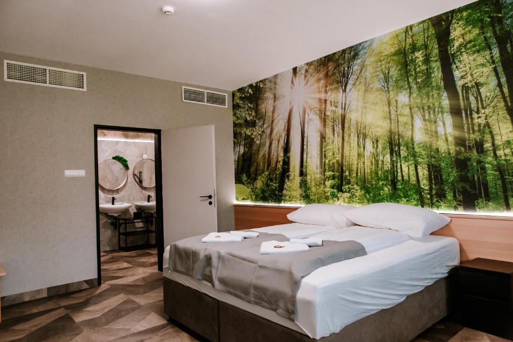 尼赖吉哈佐Park Hotel Sóstó的一间卧室配有一张壁画大床