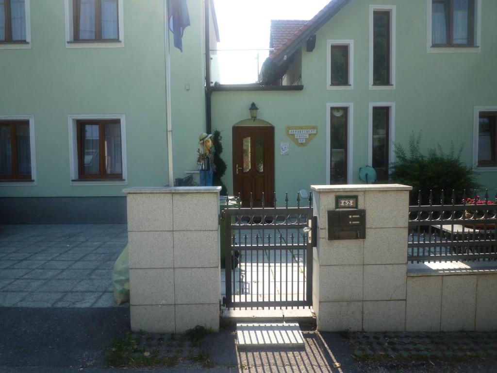 维也纳普罗索花园膳食公寓的前面有门的房子
