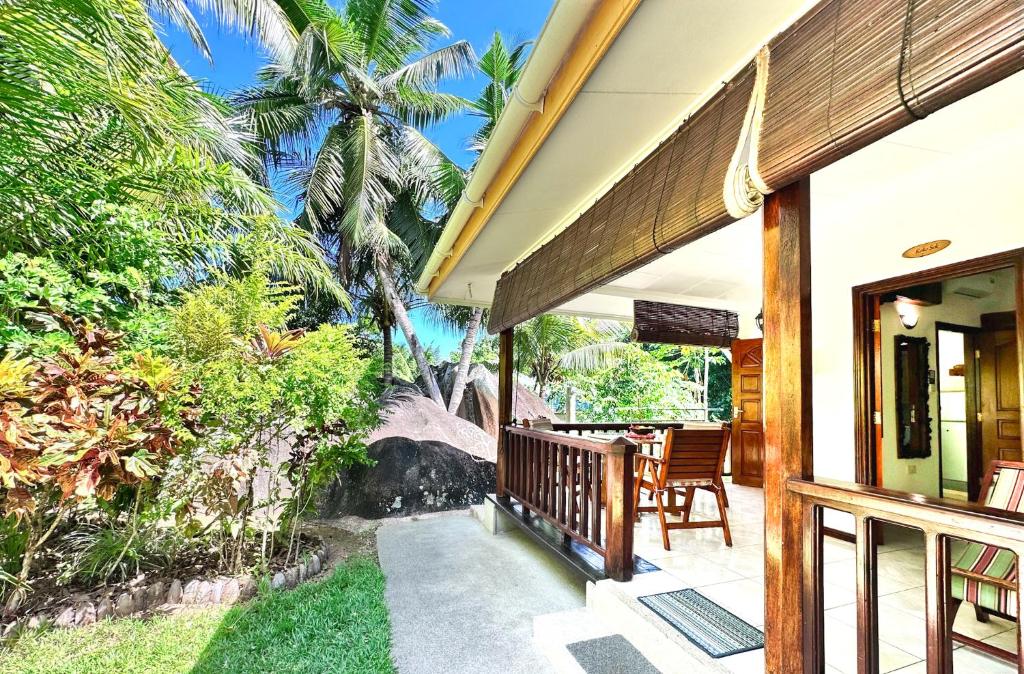 拉迪格岛杜罗谢椰树旅馆的享有带门廊的房屋外景