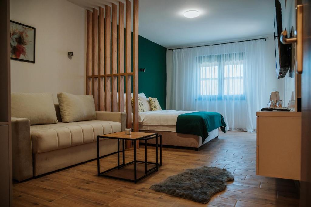 维尔蒂尼克Vila K2的客厅配有沙发和1张床