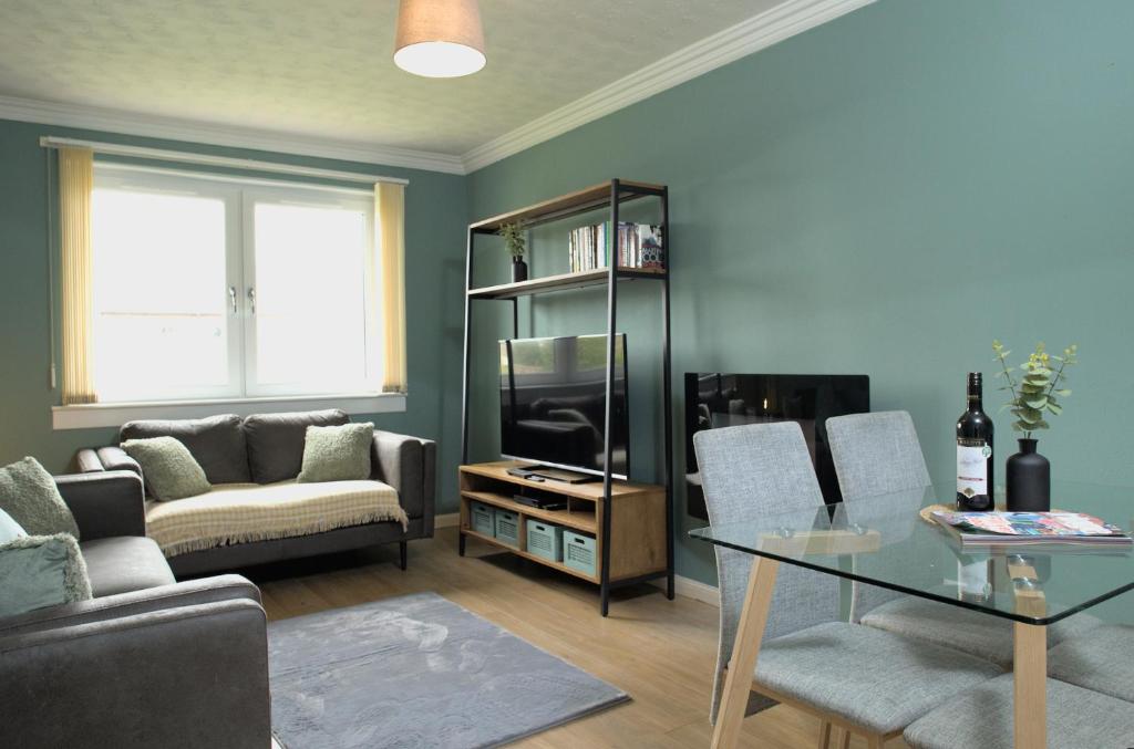 爱丁堡Modern 2-Bed Haven, FREE PARKING的客厅配有沙发和桌子