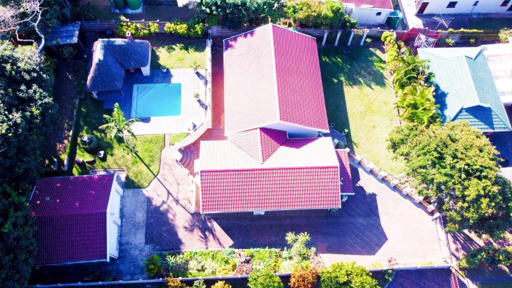 斯科特堡The Donga House - Luxury Home near Scottburgh Beach的享有红色屋顶房屋的顶部景色