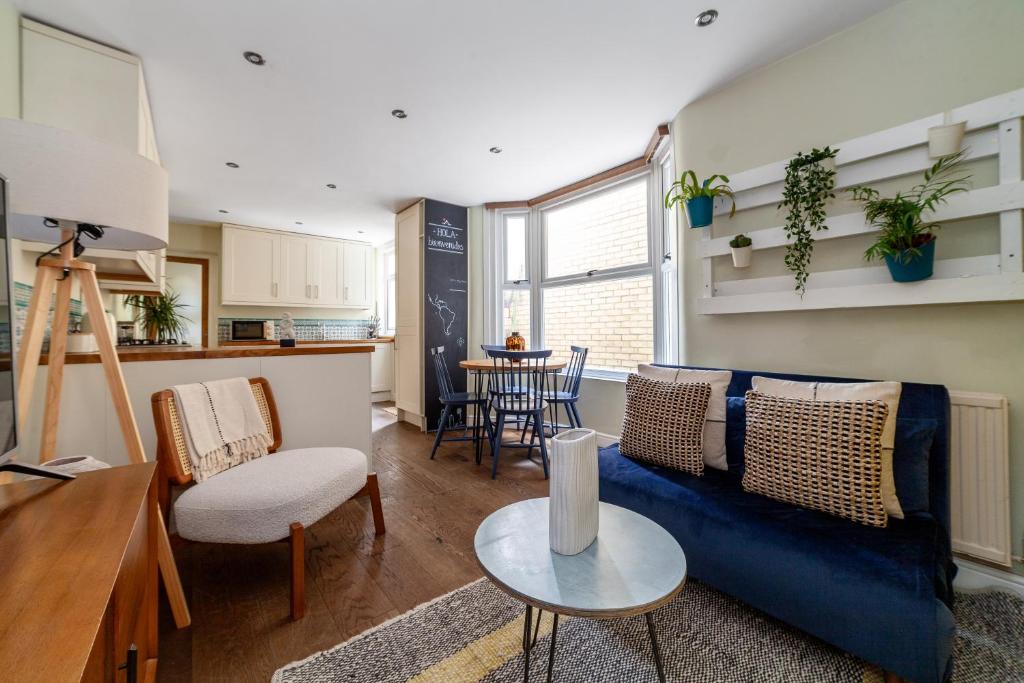伦敦The Finsbury Park Collection的客厅配有蓝色的沙发和桌子