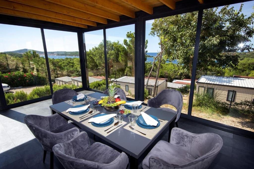木洛希尼KastHouse Luxury mobile home Anika的一间带桌椅的用餐室