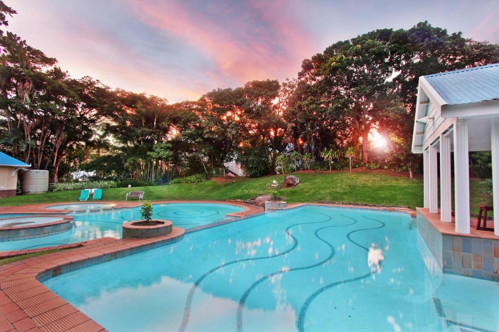 爱德华港Caribbean Estates Holiday Resort的一个带彩虹的天空游泳池