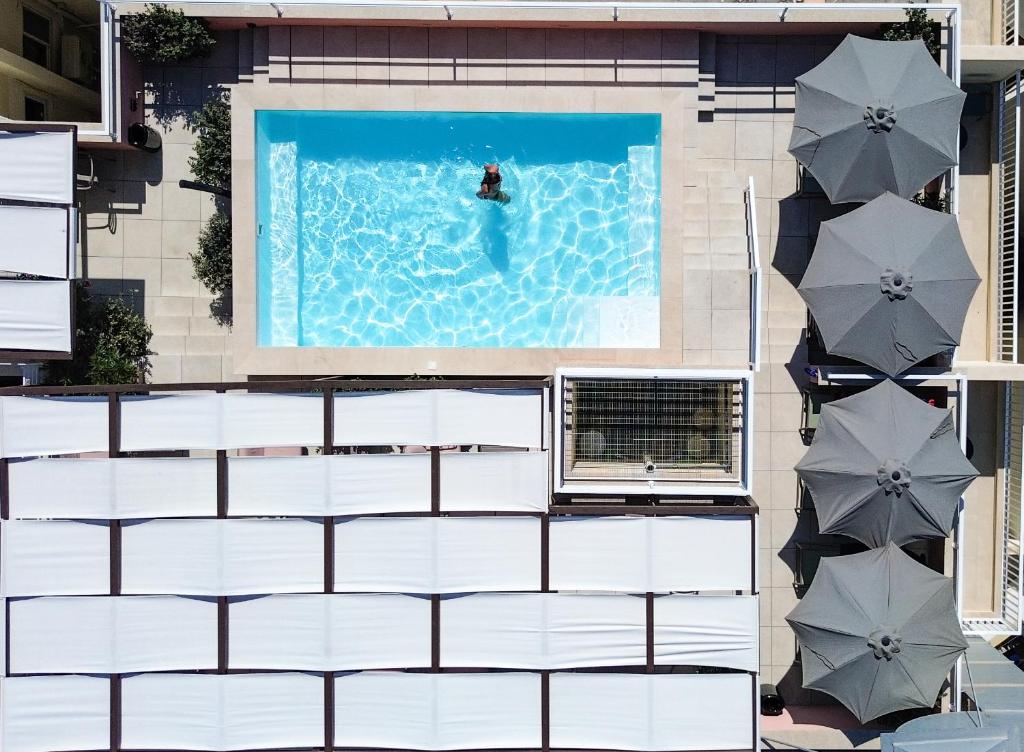 斯利马Ta' Tereza In Manwel Dimech的游泳池中游泳的人的顶部景色
