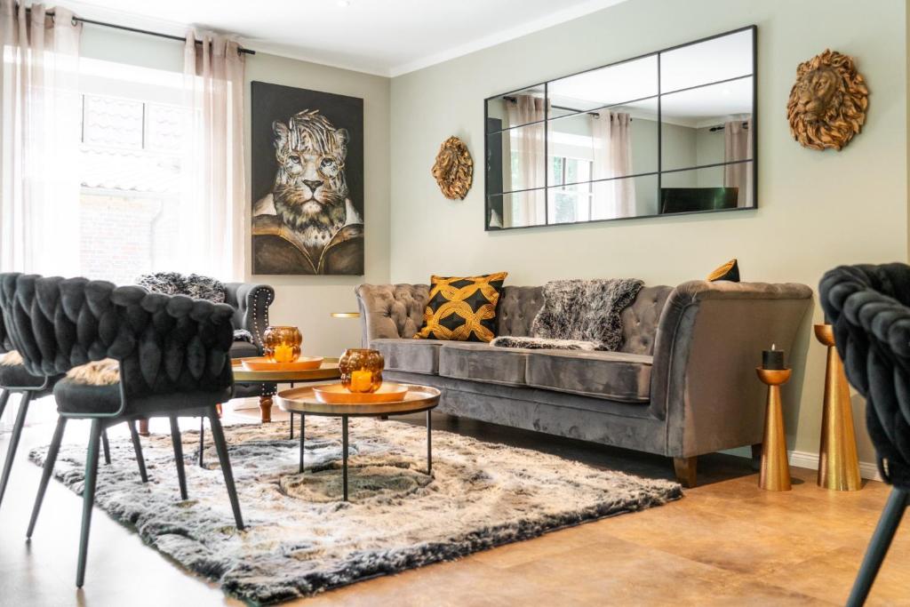 巴德茨维什安Juwel am Meer - Achat的客厅配有沙发和桌子