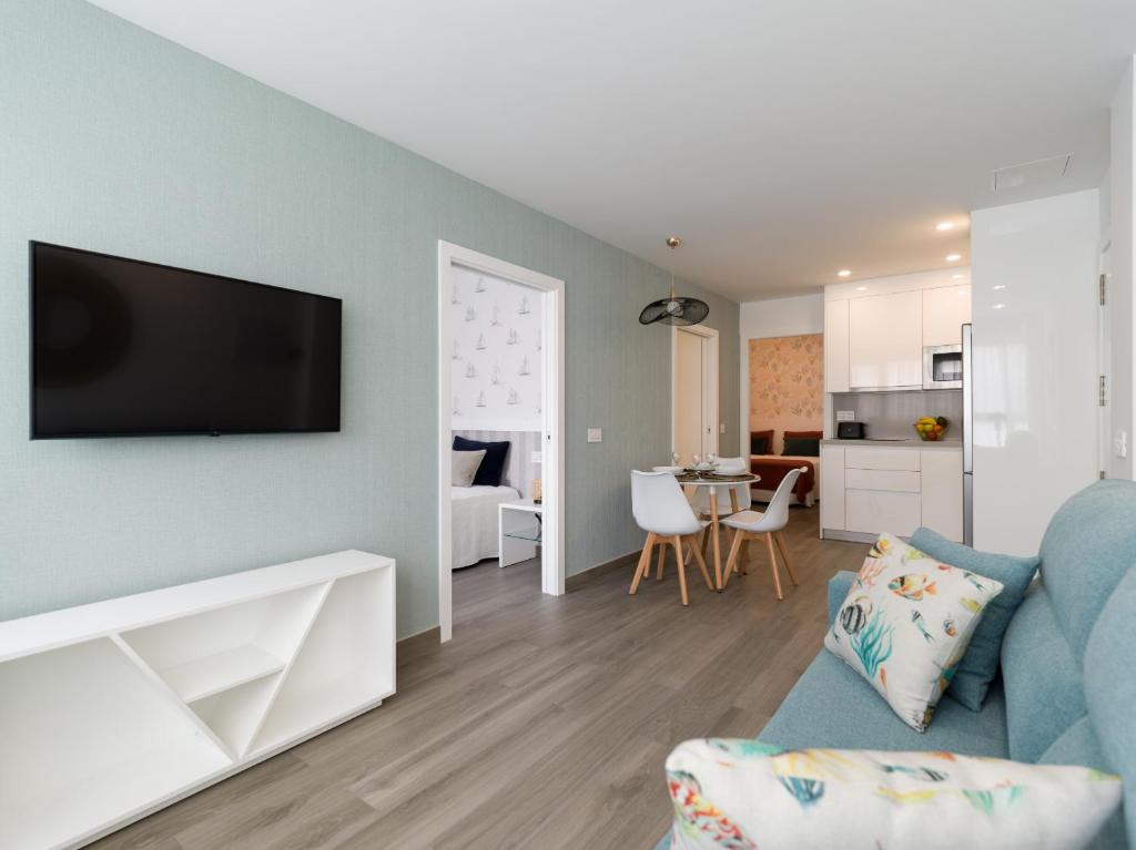 特尔德Poseidon By CanariasGetaway的客厅配有沙发和墙上的电视