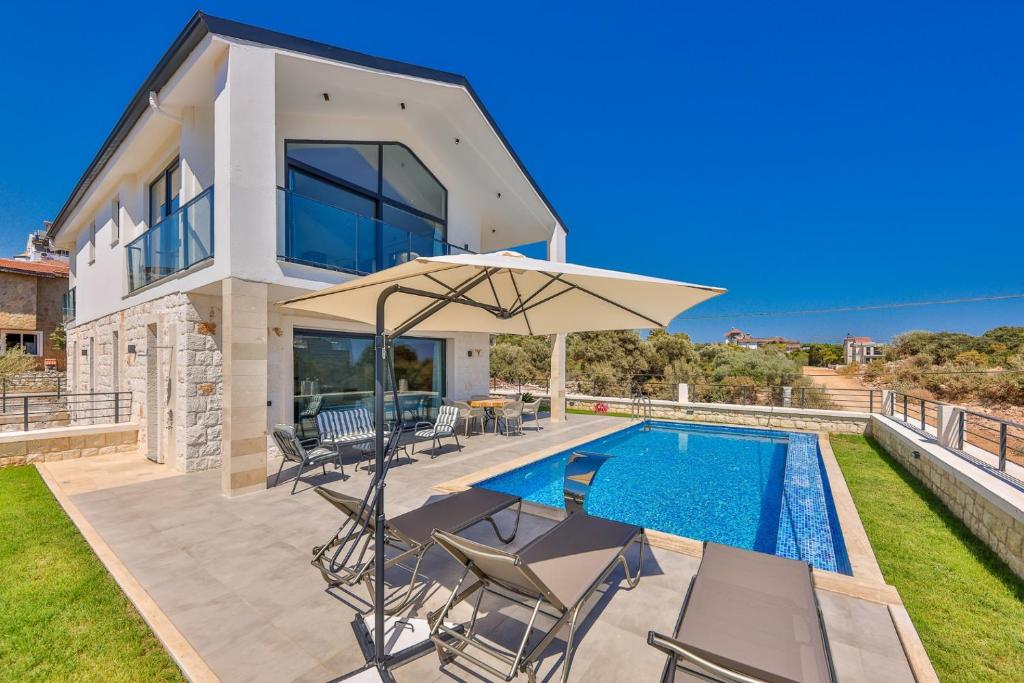 代姆雷Luxury Sea View Villa w Pool By The Sea in Antalya的一座带游泳池和房子的别墅