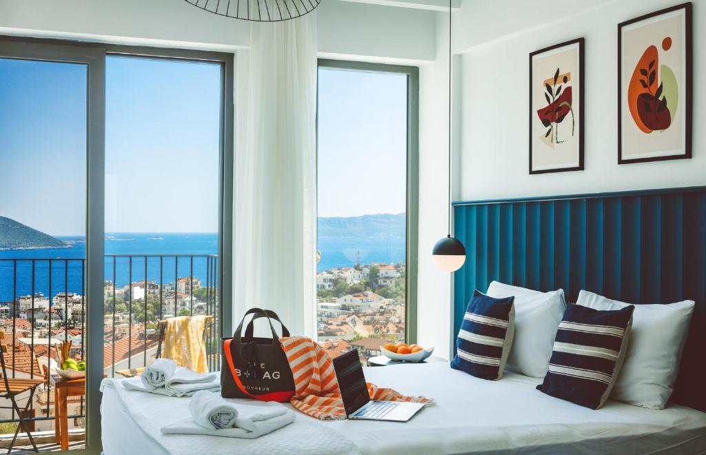 卡斯Aphrodite Hotel Kaş的一间卧室设有一张床,享有海景