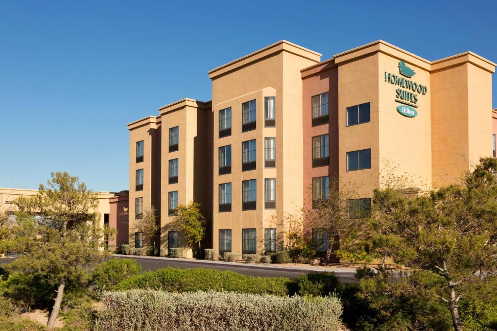 拉斯维加斯希尔顿惠庭套房酒店拉斯维加斯机场店的一张位于Anaheim的Hampton inn Suites酒店前方的图片