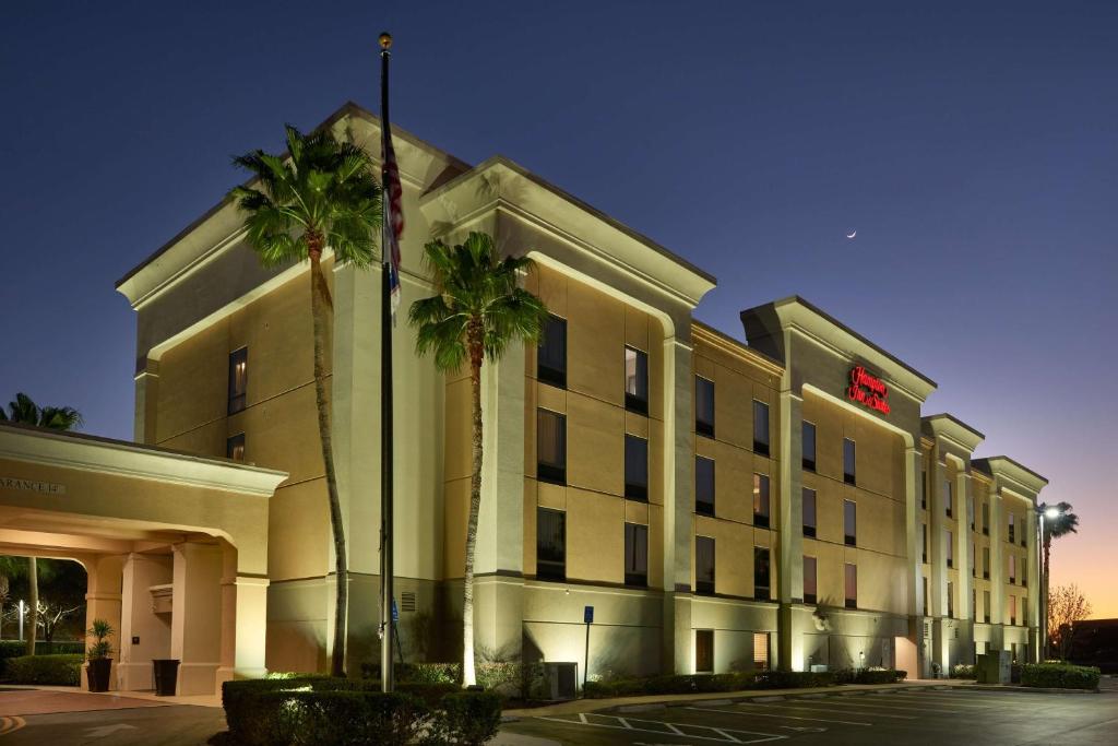圣露西港圣露西港汉普顿酒店及套房的一座楼前有棕榈树的酒店