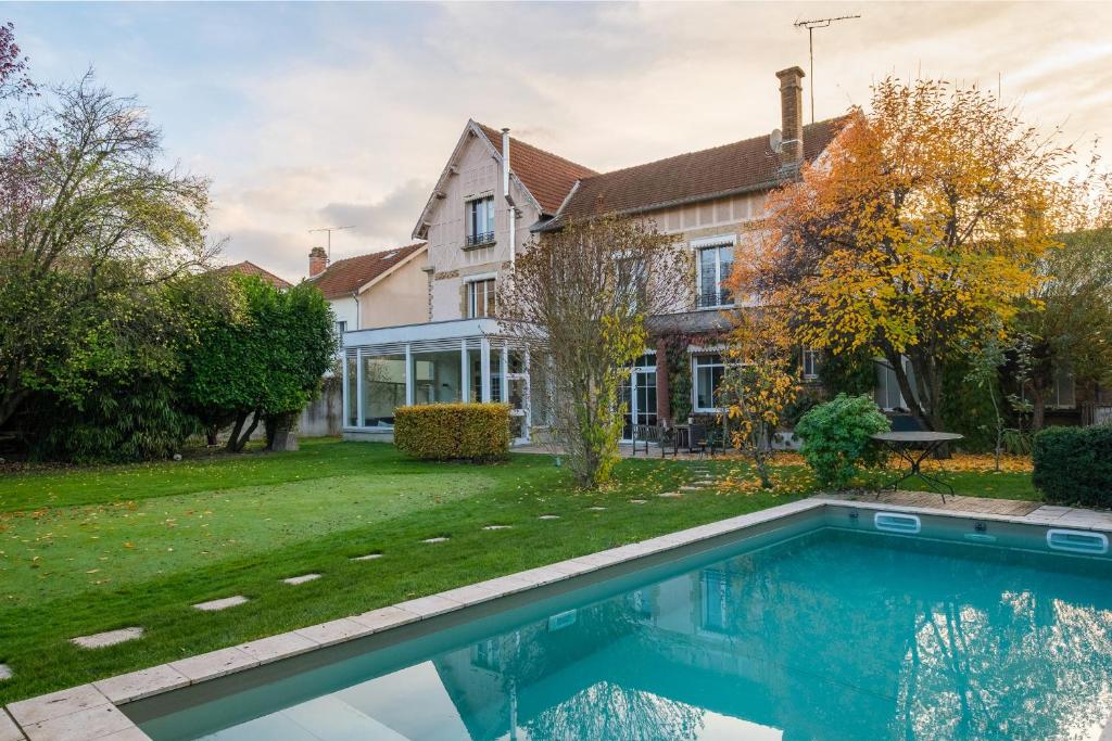 香槟沙隆Le Grenier à Sel的庭院前带游泳池的房子