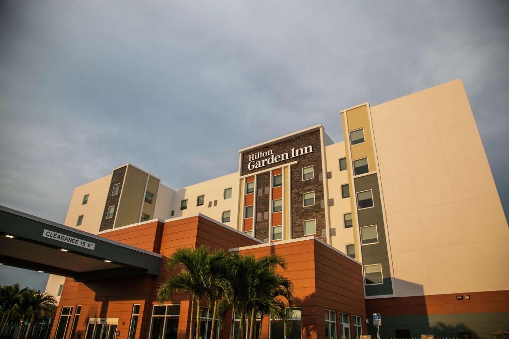 鲁兹Hilton Garden Inn Tampa Suncoast Parkway的一座酒店大楼,上面有标志