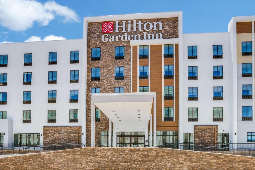 达拉斯Hilton Garden Inn Dallas-Central Expy/North Park Area, Tx的酒店外观的 ⁇ 染