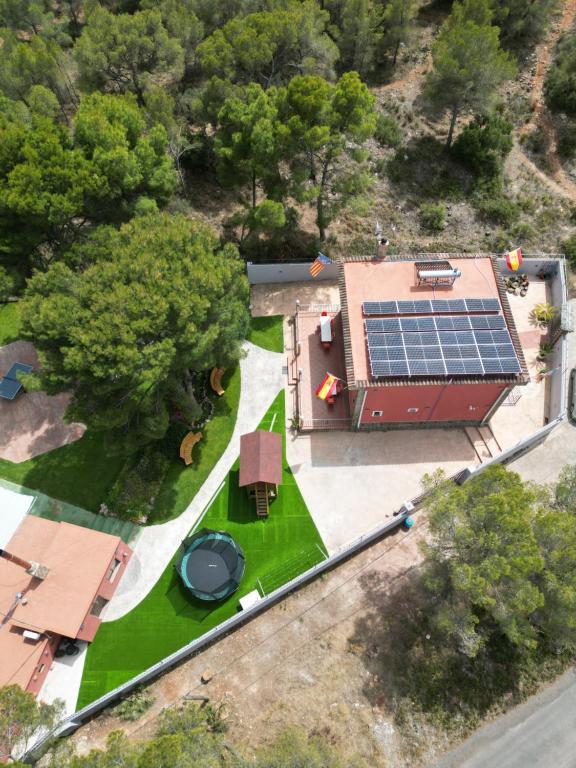 NáqueraEco-hotel Aire de Monte的享有带太阳能屋顶房屋的空中景致