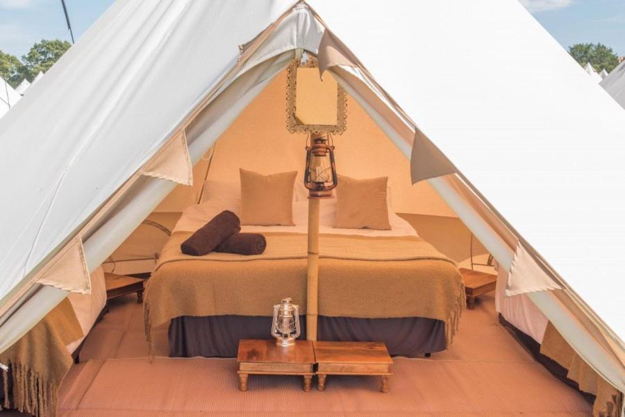 约克bricktopia的帐篷内的卧室,配有一张床和一张桌子