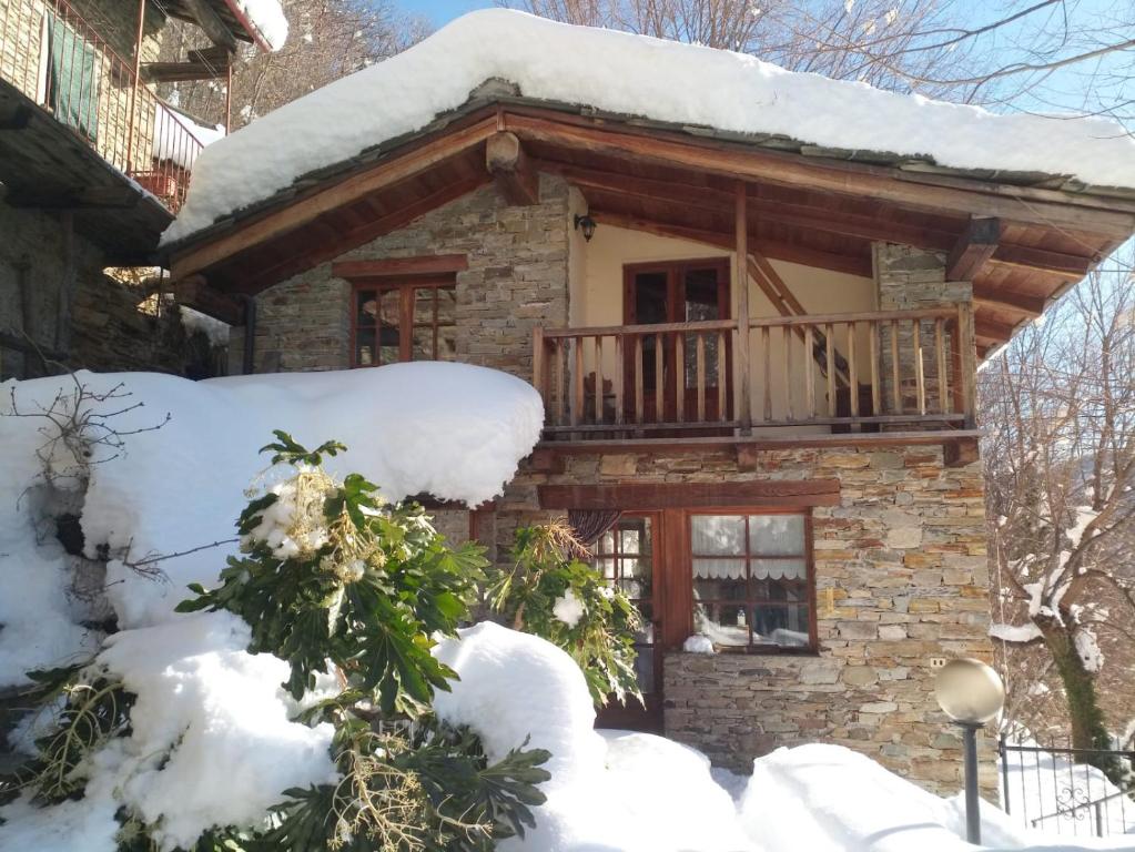 Villar PelliceL'ontano sulle Alpi的小木屋 - 带阳台
