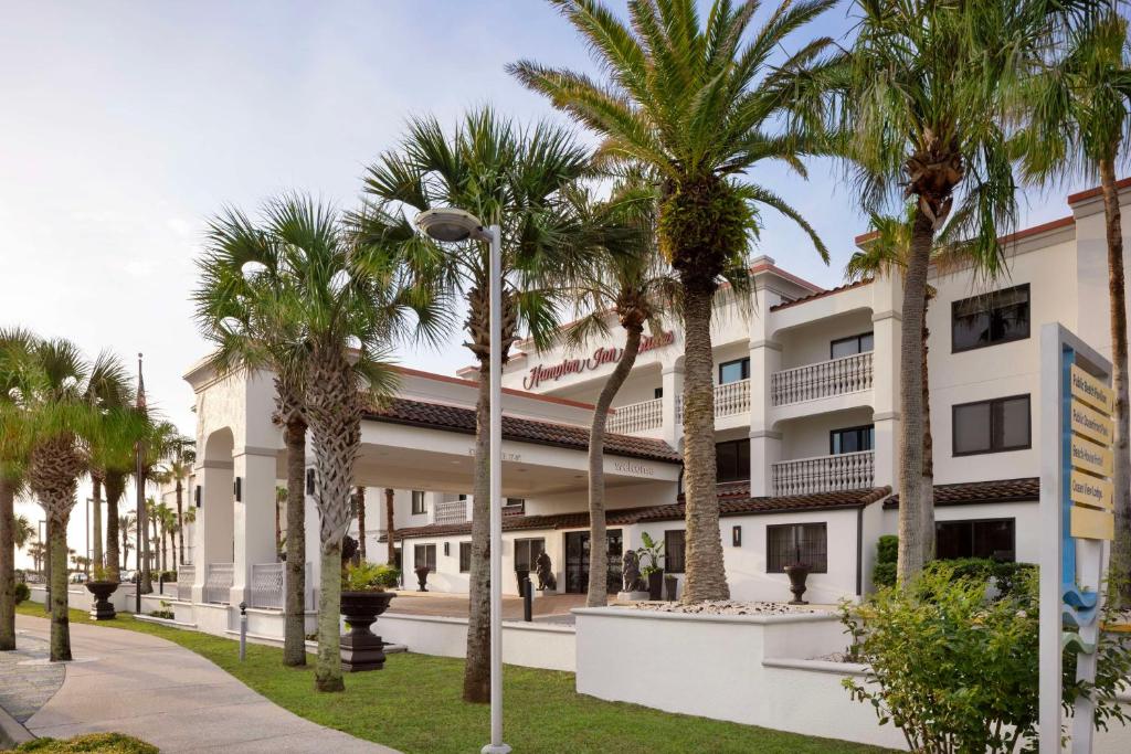 圣奥古斯丁圣奥古斯丁- 维拉诺海滩汉普顿酒店的一座棕榈树建筑