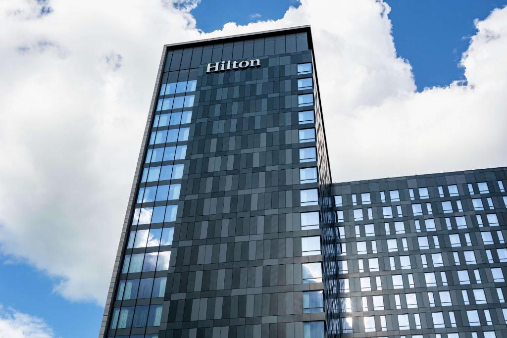 罗切斯特Hilton Rochester Mayo Clinic Area的一座高大的建筑,上面有hilton标志