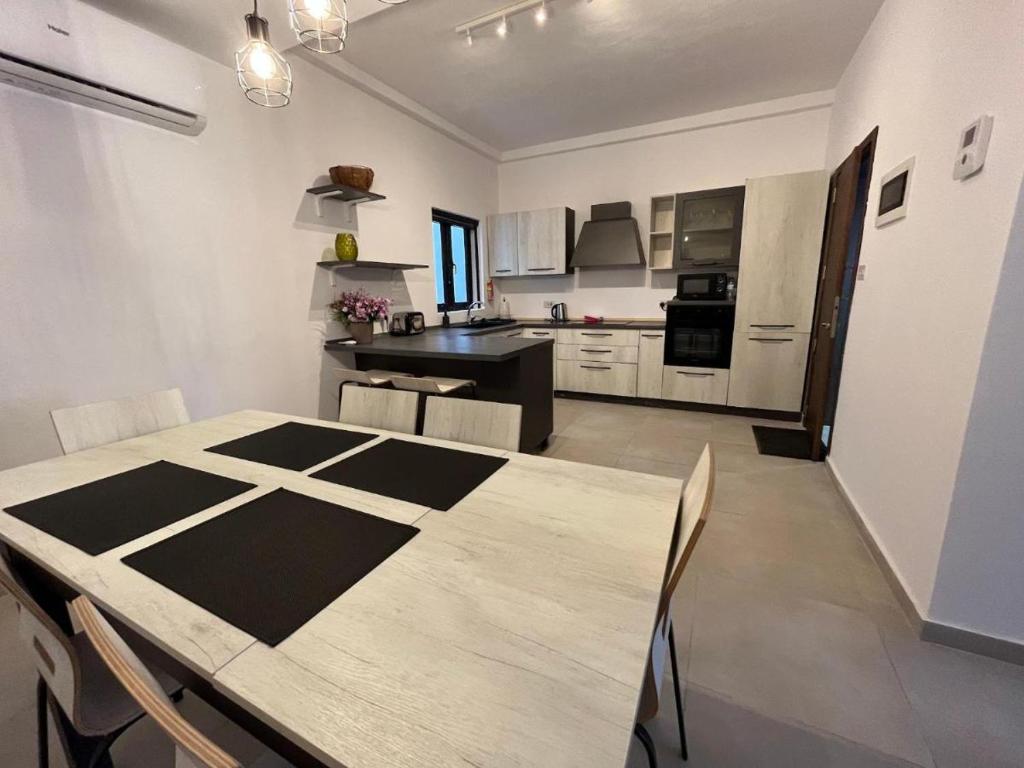 彭布罗克Large 3 Bedroom Apartment的厨房以及带桌椅的用餐室。