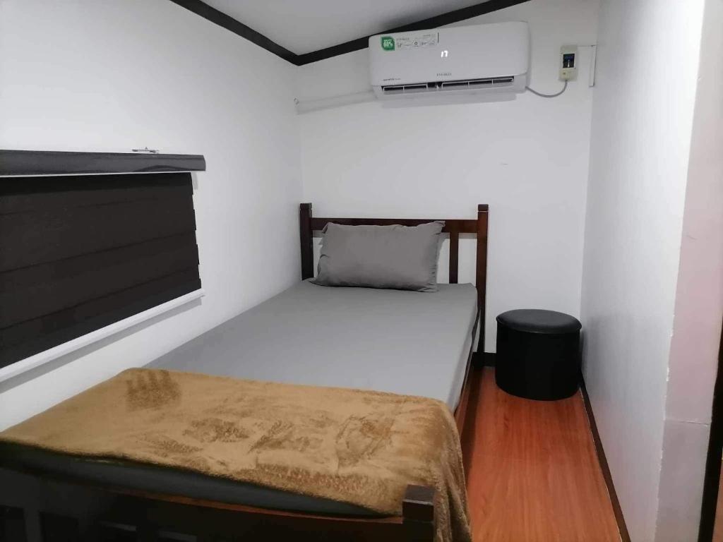 Mini Home Traveller’s Inn的一间小卧室,卧室内配有一张床铺