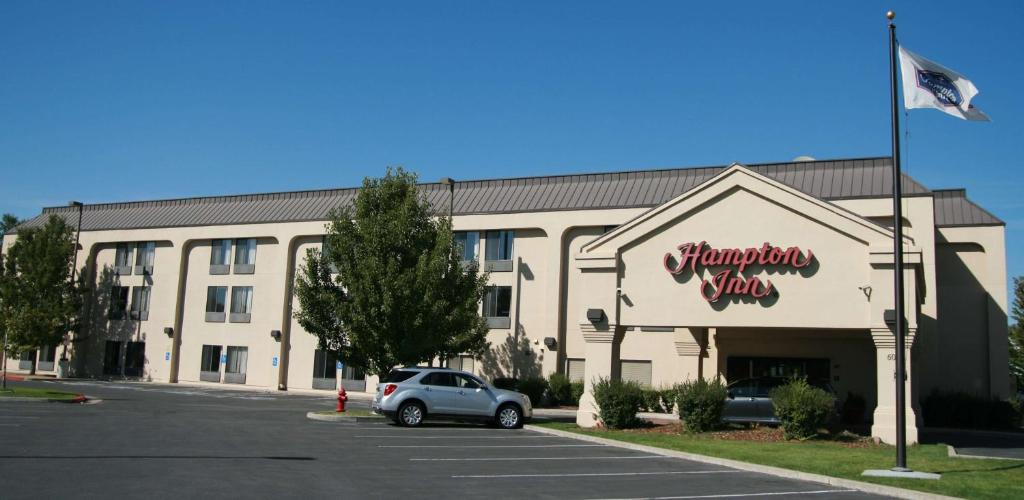 穆雷盐湖城汉普顿默里酒店的停车场内有停车位的建筑物