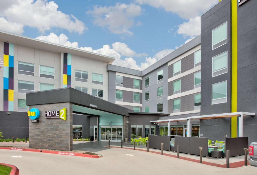 威奇托福尔斯Home2 Suites By Hilton Wichita Falls, Tx的酒店前方的 ⁇ 染