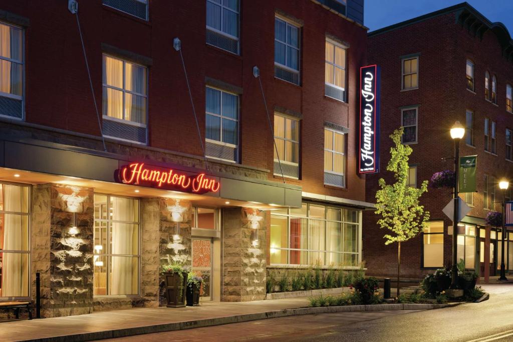 圣奥尔本斯Hampton Inn, St. Albans Vt的夜间 ⁇ 染汉普顿旅馆