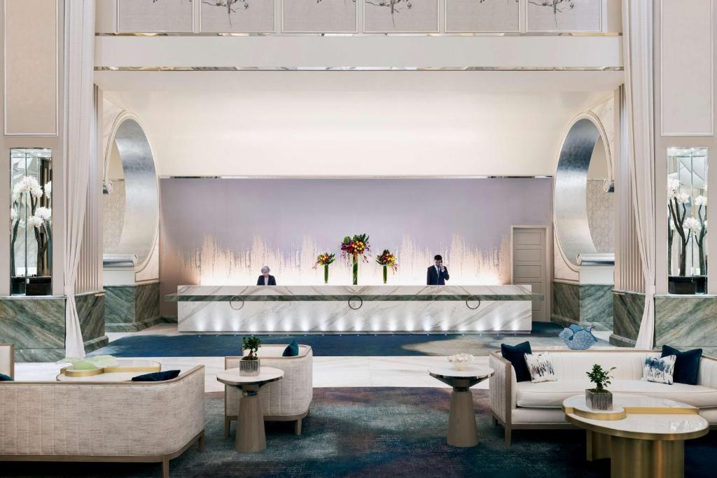 拉斯维加斯Crockfords Las Vegas, LXR Hotels & Resorts at Resorts World的大厅的 ⁇ 染,带有沙发和桌子