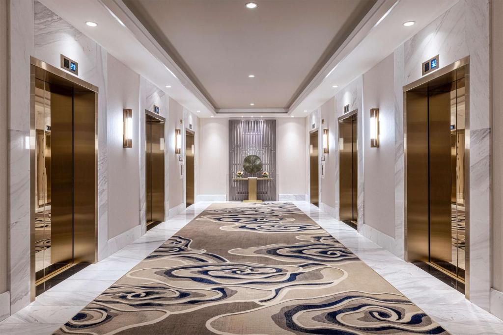 拉斯维加斯Crockfords Las Vegas, LXR Hotels &amp; Resorts at Resorts World的走廊上铺着地毯,设计精美