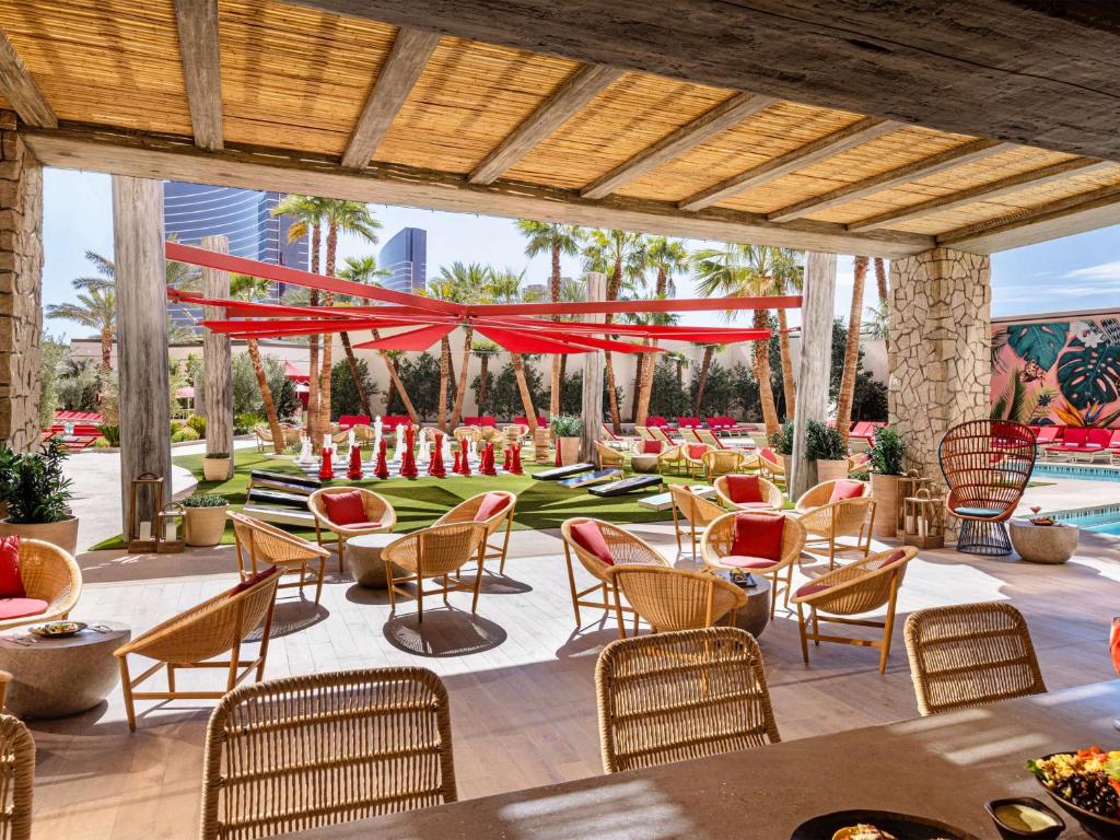 拉斯维加斯Crockfords Las Vegas, LXR Hotels &amp; Resorts at Resorts World的一个带桌椅的庭院