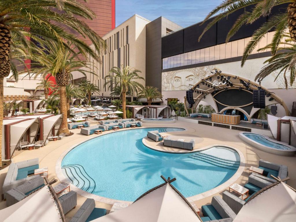 拉斯维加斯Crockfords Las Vegas, LXR Hotels &amp; Resorts at Resorts World的度假村游泳池的图片