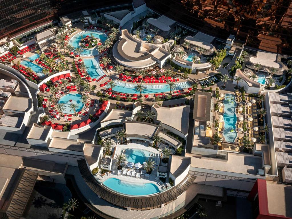 拉斯维加斯Crockfords Las Vegas, LXR Hotels &amp; Resorts at Resorts World的游船上游泳池的空中景观