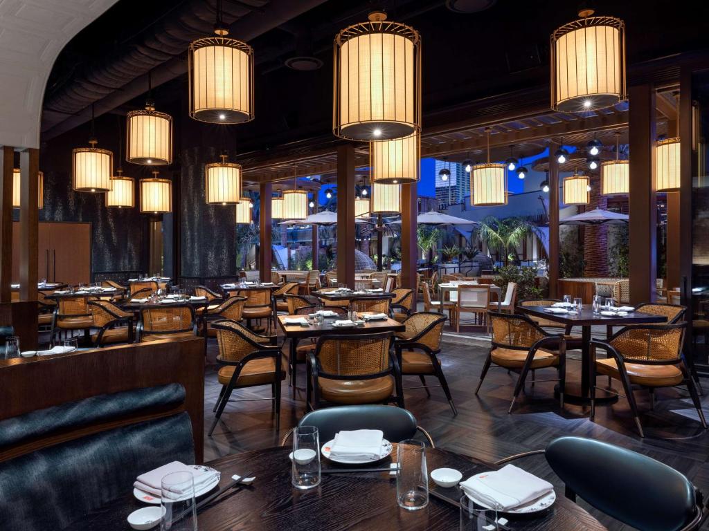 Crockfords Las Vegas, LXR Hotels &amp; Resorts at Resorts World餐厅或其他用餐的地方