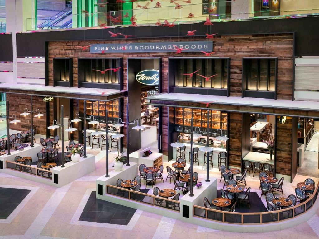 Crockfords Las Vegas, LXR Hotels &amp; Resorts at Resorts World餐厅或其他用餐的地方