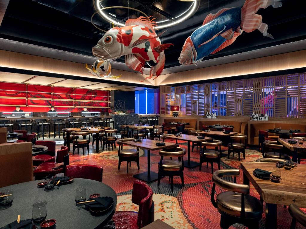 Crockfords Las Vegas, LXR Hotels &amp; Resorts at Resorts World餐厅或其他用餐的地方