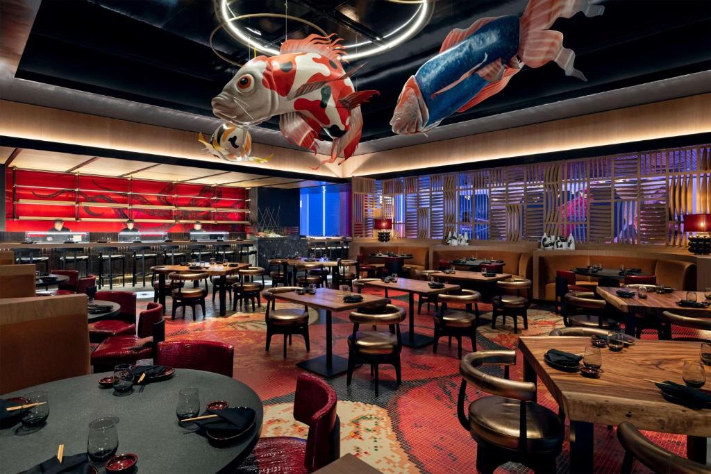 Crockfords Las Vegas, LXR Hotels &amp; Resorts at Resorts World餐厅或其他用餐的地方