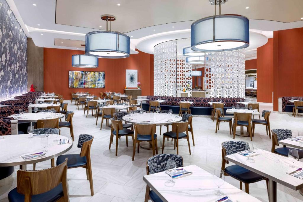 Crockfords Las Vegas, LXR Hotels &amp; Resorts at Resorts World餐厅或其他用餐的地方