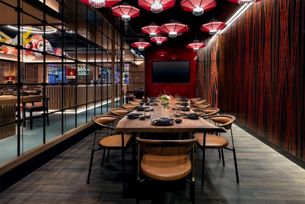 Crockfords Las Vegas, LXR Hotels &amp; Resorts at Resorts World餐厅或其他用餐的地方