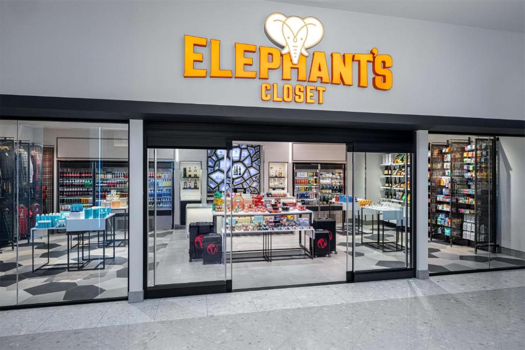 度假酒店内部或周边的超市或其他商店