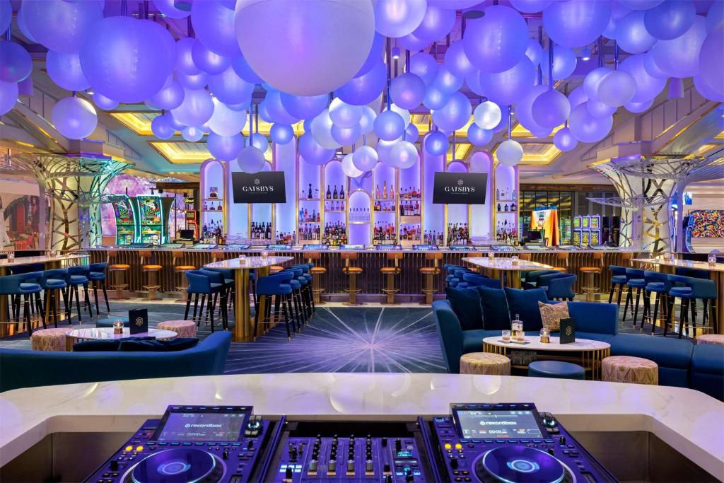 Crockfords Las Vegas, LXR Hotels &amp; Resorts at Resorts World餐厅或其他用餐的地方
