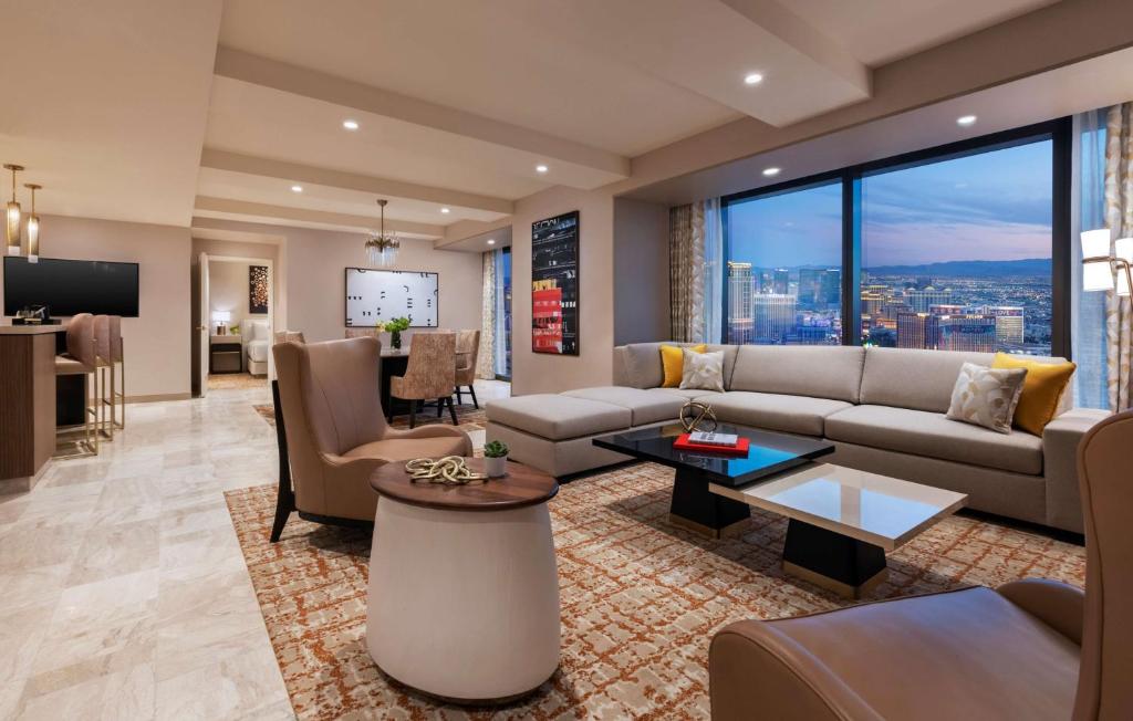 Crockfords Las Vegas, LXR Hotels &amp; Resorts at Resorts World的电视和&#47;或娱乐中心