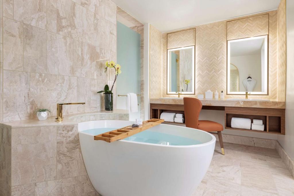 Crockfords Las Vegas, LXR Hotels &amp; Resorts at Resorts World的一间浴室