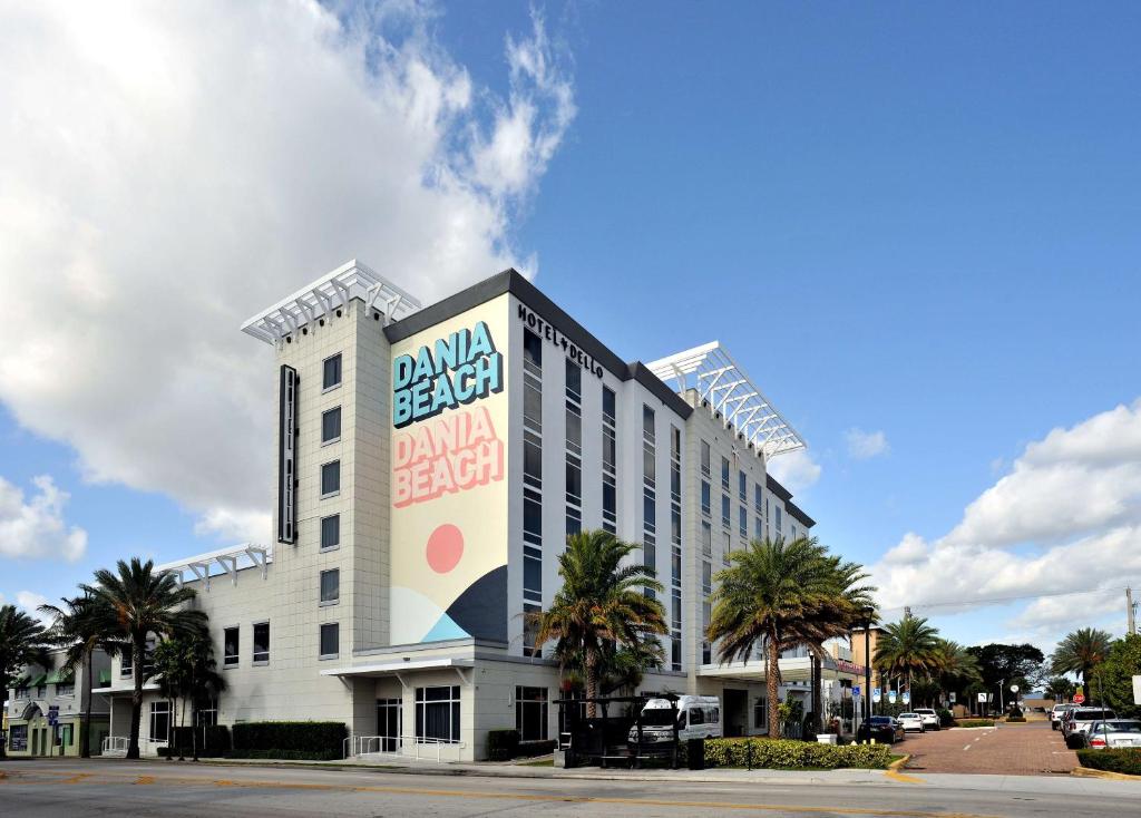 达尼亚滩Hotel Dello Ft Lauderdale Airport, Tapestry Collection by Hilton的一座白色的大建筑,上面有标志