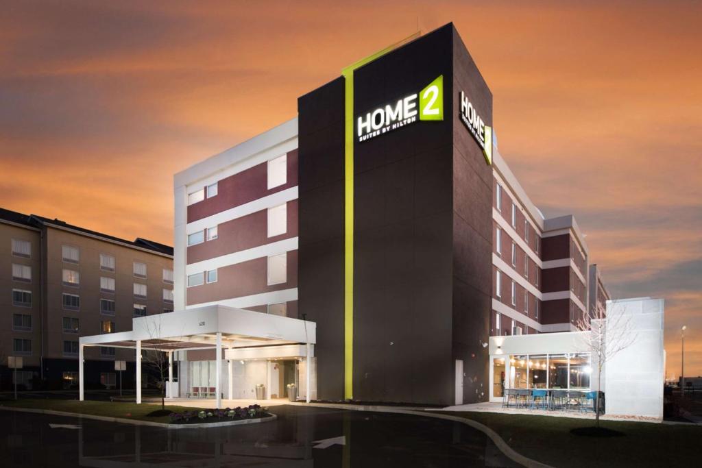 纽瓦克Home2 Suites By Hilton Newark Airport的建筑一侧有标志的酒店